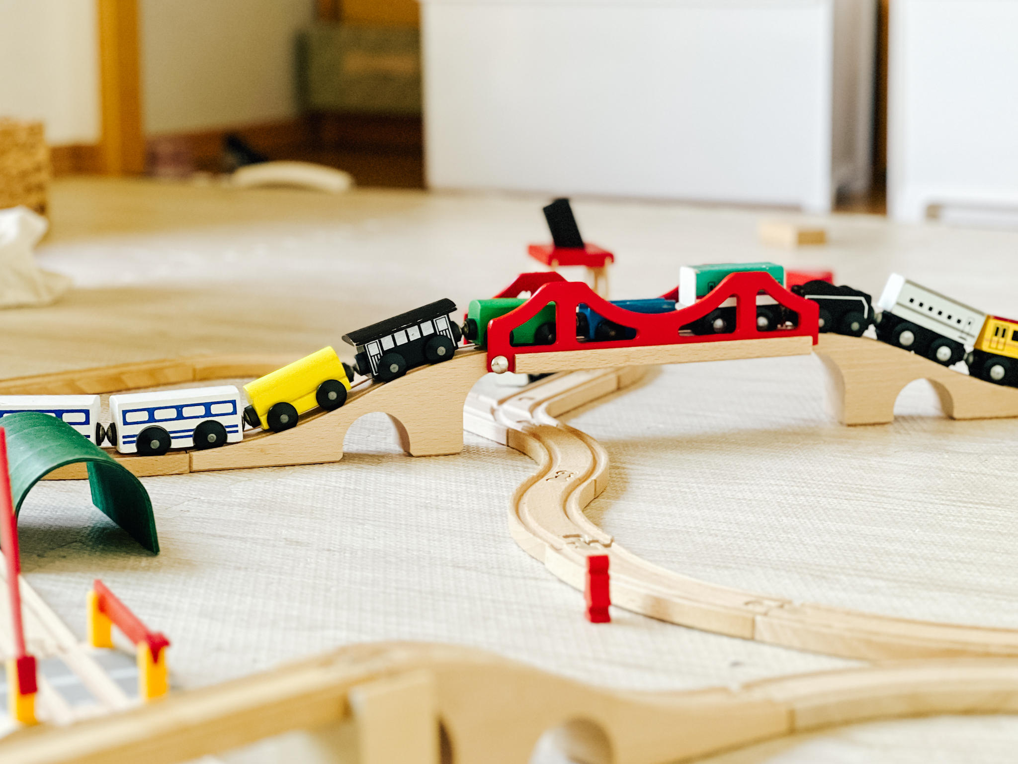 赤い橋を渡る木の列車